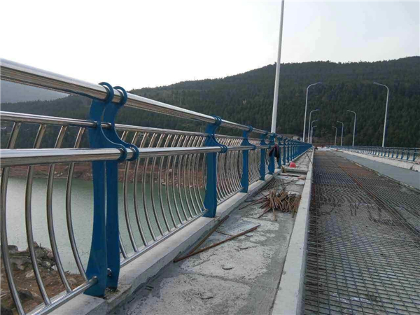 巴中不锈钢桥梁护栏的特点及其在桥梁安全中的重要作用