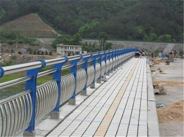 巴中不锈钢桥梁护栏的特性及其在现代建筑中的应用